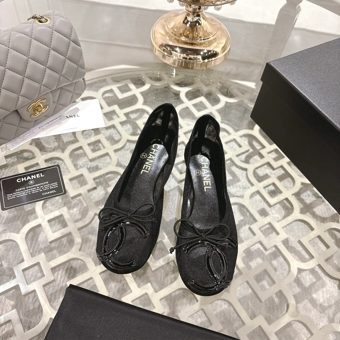 👟👟Ex-factory price 520👟👟 Mesh [purchase-level quality] CHANEL Xiaoxiang 25/A new summer bow-tie shoes 💃 This pair of "dancing shoes" is really breathtakingly beautiful! Made of cowhide fabric + exquisite electric embroidery, every detail exudes a sense of high-end ~ classic bow design, Italian genuine leather sole, comfortable and elegant on the feet, a perfect must-have for fairies!  🌟 All counters are from the same source! All materials are customized according to the original 1:1, and are developed and patterned from genuine products. The quality is absolutely assured ~ a classic that must be bought every year, a versatile artifact that looks great whether paired with skirts or jeans!  💖 The perfect finishing touch for summer outfits, sisters, just do it! 👉 Fabric: Imported sheepskin Lining: Imported sheepskin Outsole: Private molded outsole Size: 35-40
